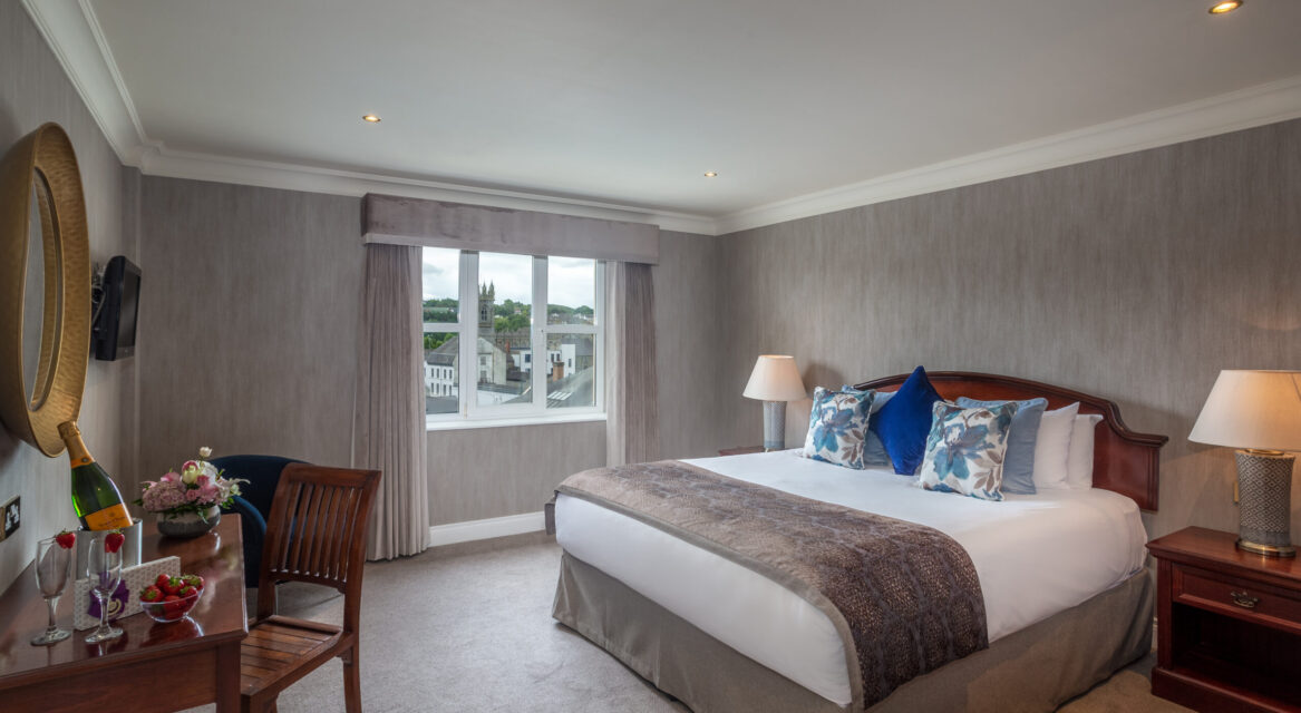 Superior room with strawberries and chocolate